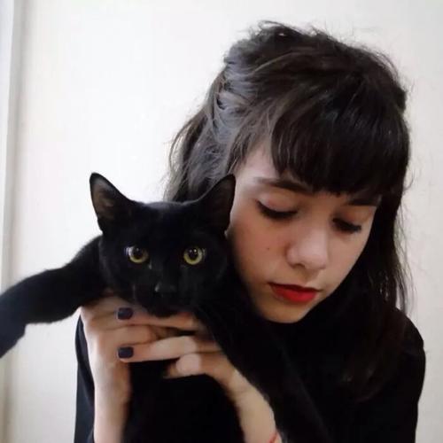 一个女孩抱着一只黑猫的情侣头像