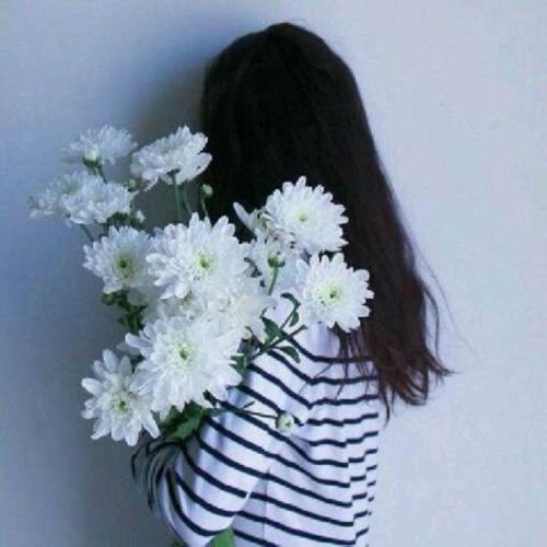 一个女生抱着鲜花的情侣头像