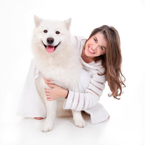 一个女孩子抱着一只白色的狗的头像