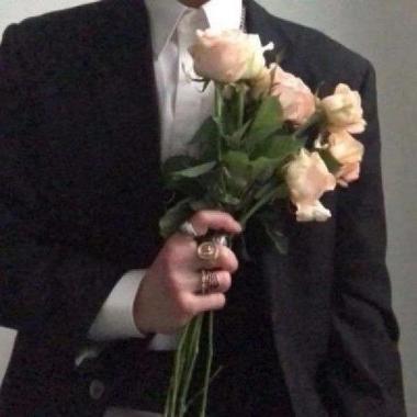 男生手里拿着花的情侣头像