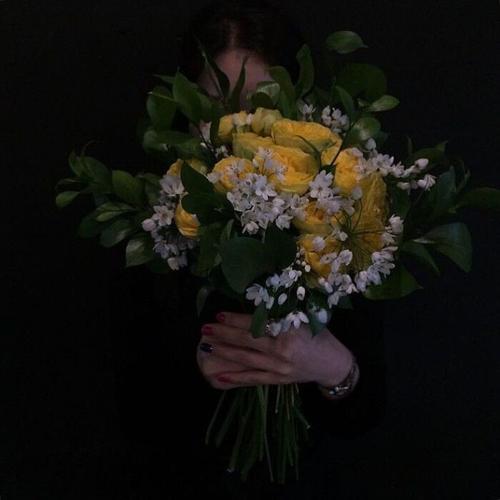 女生抱着花的情侣黑色头像