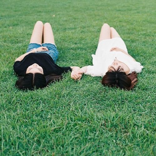 情侣头像躺草地上