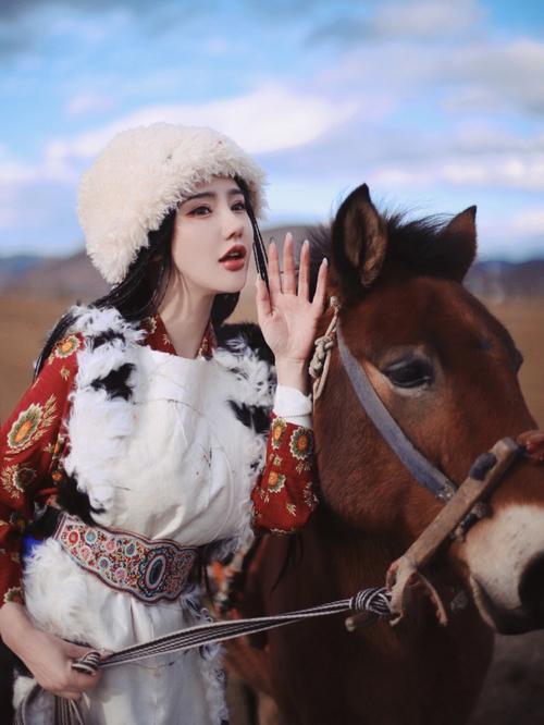 藏族女生骑马头像