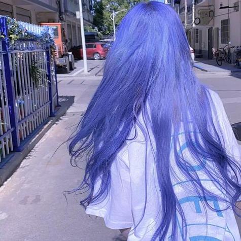 蓝色头发的女孩的头像