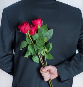 一个男生拿着玫瑰花的情侣头像