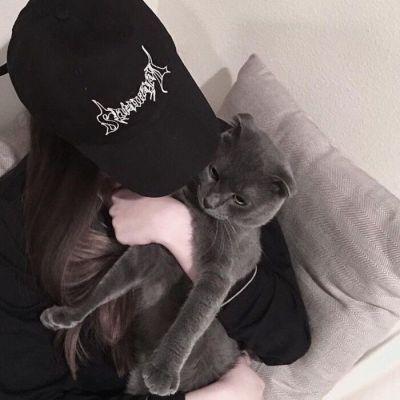 抱着猫的女头像全身
