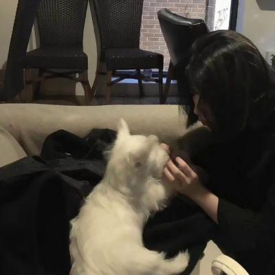 女孩抱着猫黑白头像