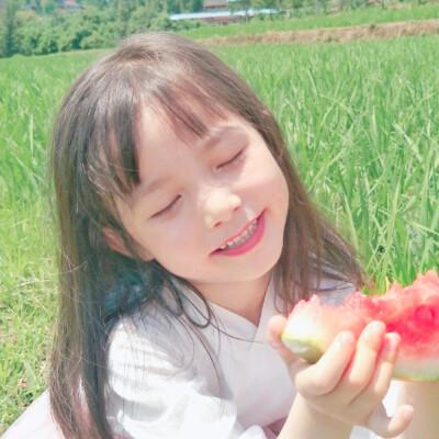 小女孩吃西瓜头像图片真人女生