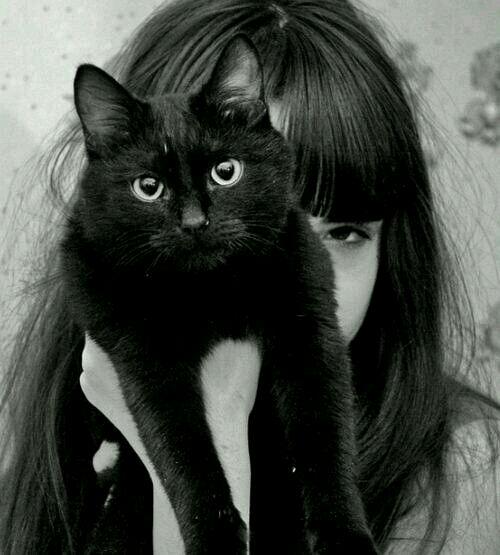 女生抱着一只黑猫头像