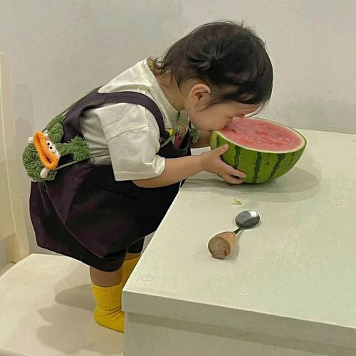真人小孩吃西瓜头像