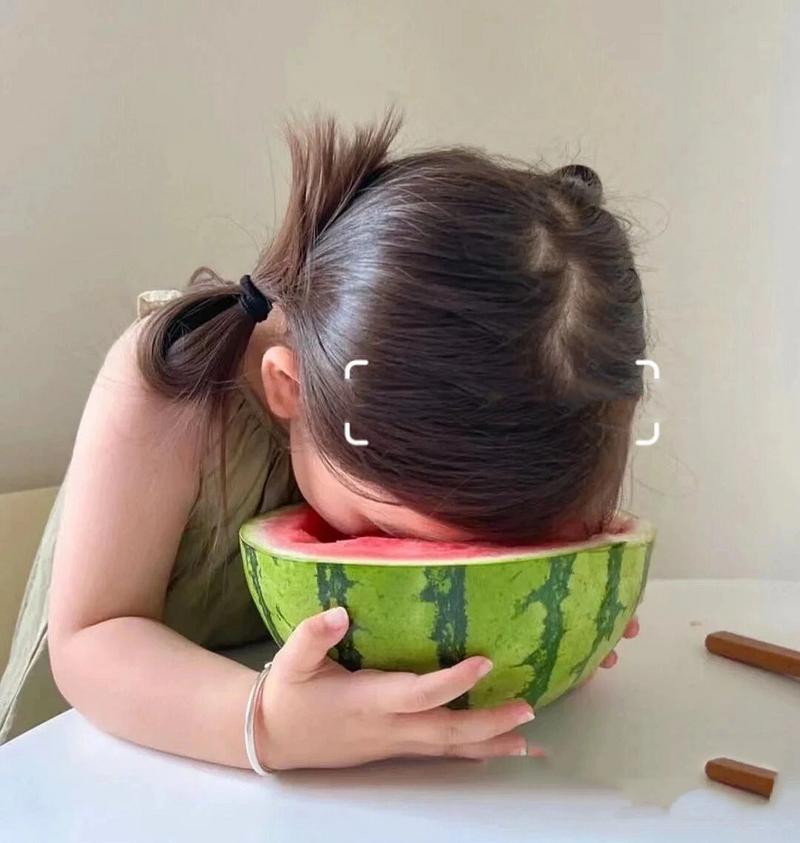 真人小女孩吃西瓜头像图片