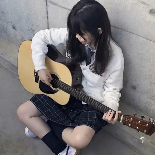 15岁女生背吉他头像