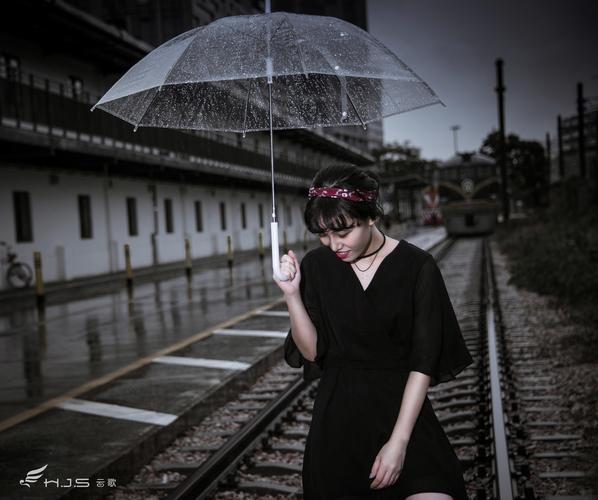 雨天铁路拍照女生头像