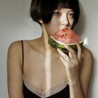 女孩埋头吃西瓜的头像