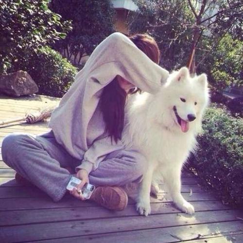 一个女生和一只狗的头像
