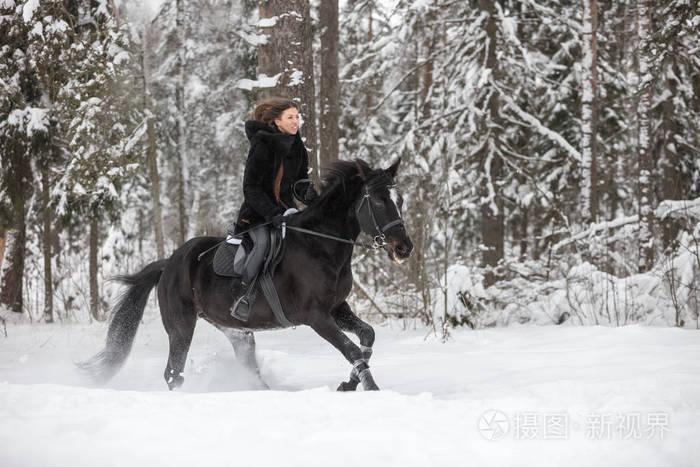 情侣头像在雪地里骑马