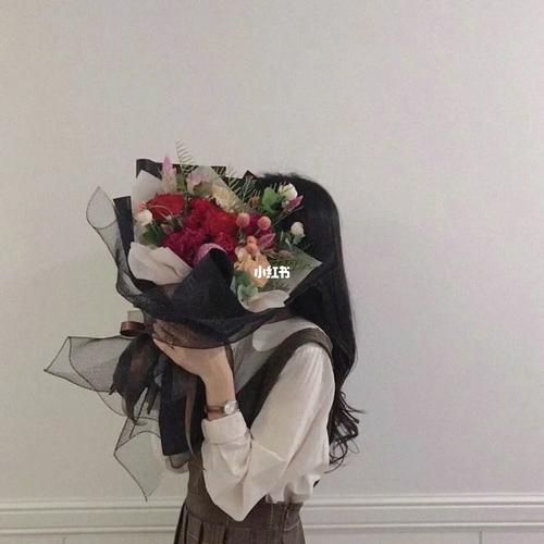 一个女生抱着鲜花的情侣头像