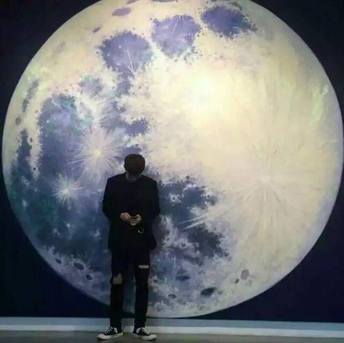 月亮为背景的男头像