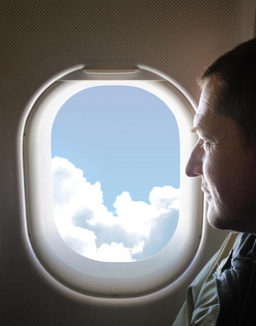 一个男生在飞机上看窗外的头像