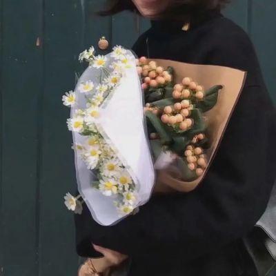 一个女的抱着一捧花的头像