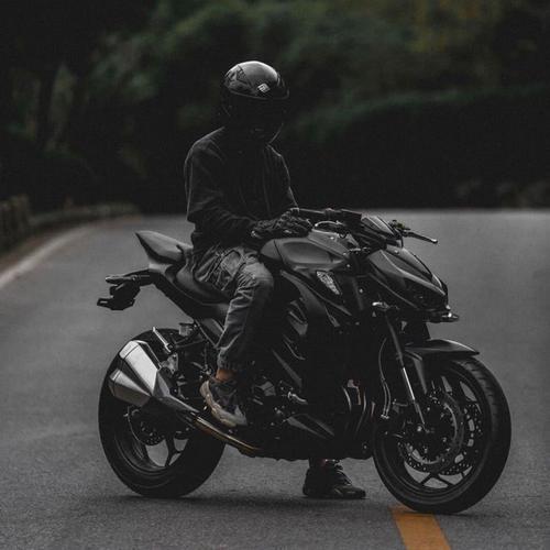 骑黑白色摩托车的头像