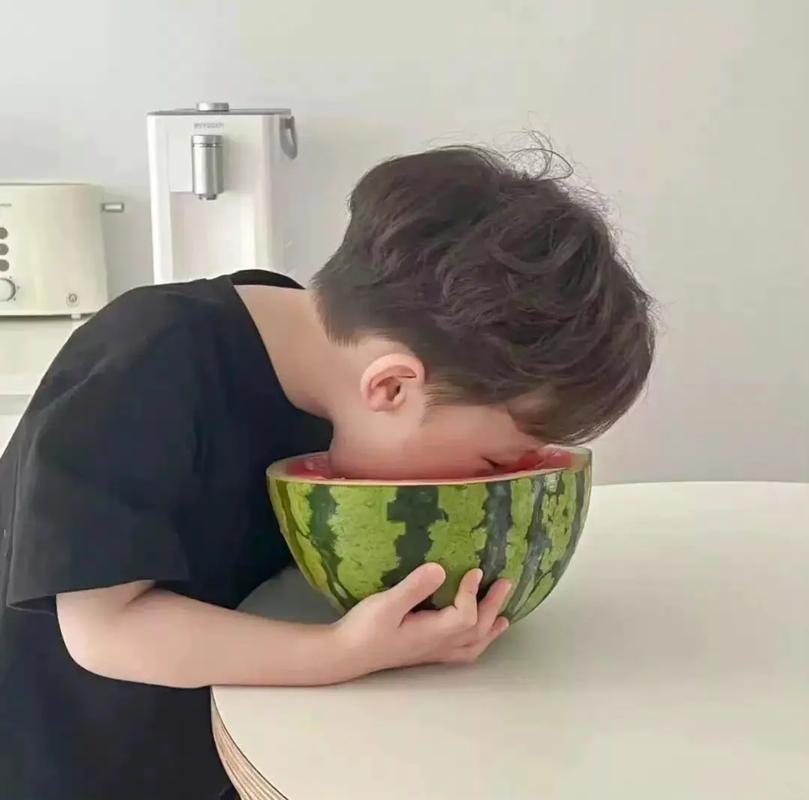 两个小孩吃西瓜的情侣头像