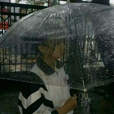 头像女雨天拿雨伞的真人