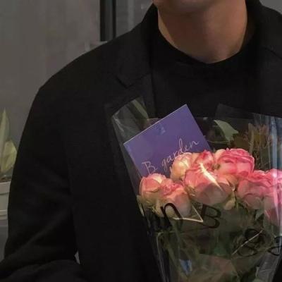 一个男生拿着玫瑰花的情侣头像